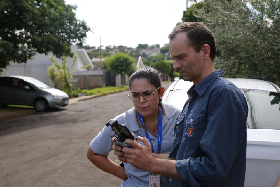 Fiscais utilizam drones, em parceria com o Instituto Ambiental de Maringá (IAM) para vistorias e notificações de imóveis e piscinas em má conservação.