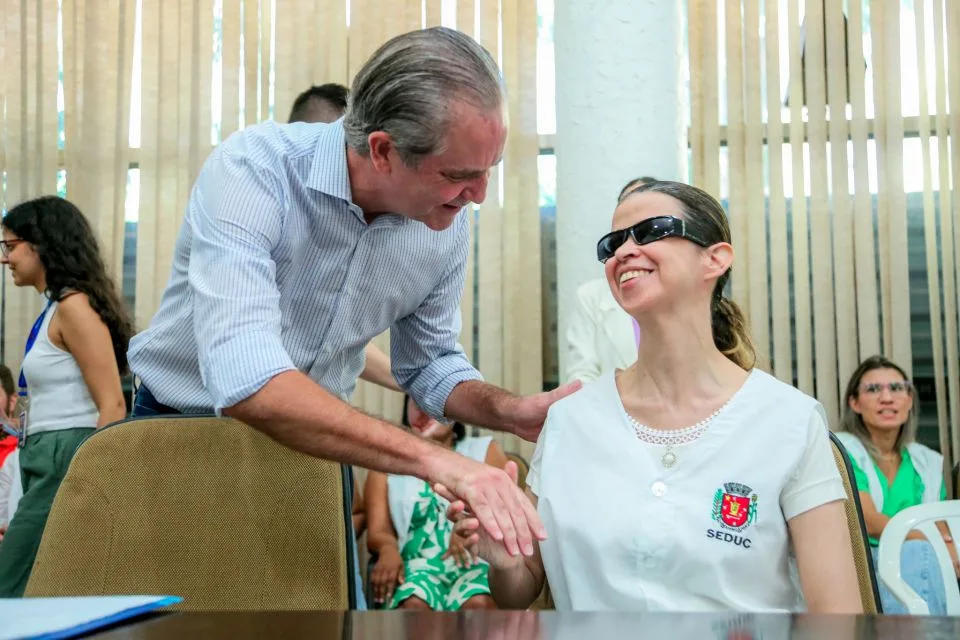Prefeito Ulisses Maia entrega óculos com inteligência artificial para alunos e professores da rede municipal com deficiência visual