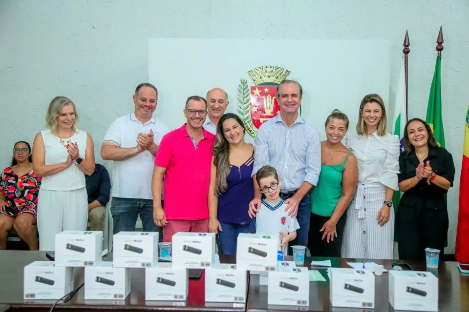 Prefeito Ulisses Maia entrega óculos com inteligência artificial para alunos e professores da rede municipal com deficiência visual