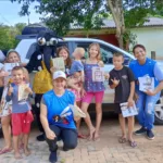 Todos contra a dengue crianças e agentes com panfletos nas mãos