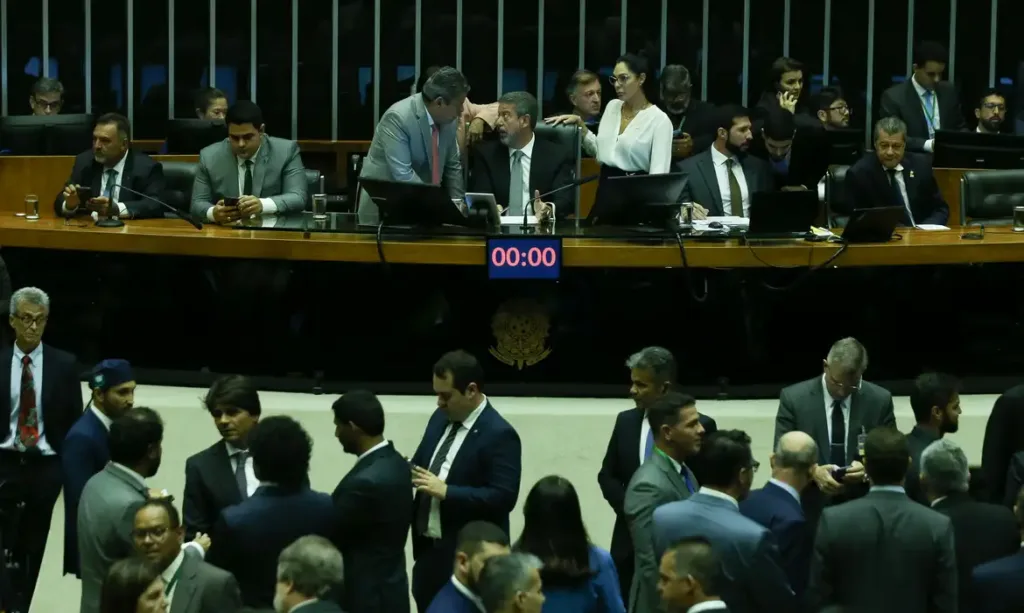 A Câmara dos Deputados aprovou nesta quarta-feira (20) o projeto de lei que acaba com as saídas temporárias de presos em feriados e datas comemorativas.