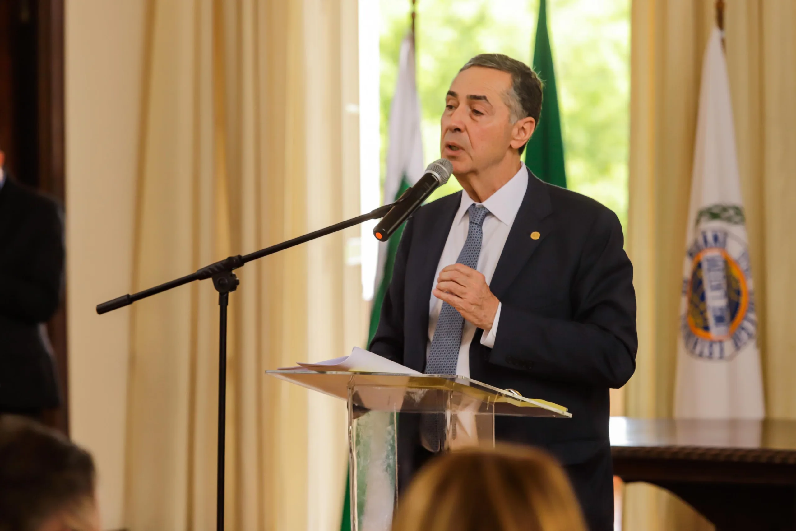 Luís Roberto Barroso, presidente do STF ministra palestra para estudantes do Colégio Estadual do Paraná