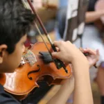 Jovem tocando violino