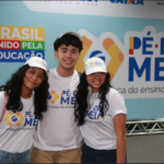 Estudantes no lançamento do programa Pé-de-Meia (Foto: Luís Fortes/MEC)