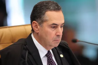 O presidente da Corte, ministro Luís Roberto Barroso, votou pela manutenção da prerrogativa de foro em casos de crimes cometidos no cargo e em razão dele, mesmo após a saída da função.