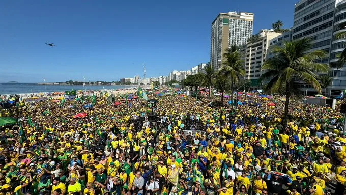 Orla da praia de Copacabana no Rio de Janeiro