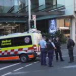O agressor foi baleado por um policial depois de atacar pessoas no movimentado shopping center Westfield Bondi Junction, disse um comunicado da polícia. Cinco das seis vítimas eram mulheres.