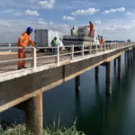 Obra de reforma da ponte sobre a Represa de Chavantes, entre Carlópolis, no Norte Pioneiro, e o município de Fartura, em São Paulo
