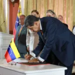O presidente da Venezuela, Nicolás Maduro, sancionou na noite dessa quarta-feira (3) a lei para a defesa da Guiana Essequiba, território que hoje pertence a Guiana, mas que o presidente venezuelano reivindica para seu país.