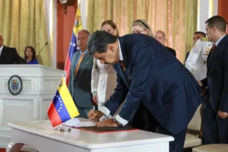 O presidente da Venezuela, Nicolás Maduro, sancionou na noite dessa quarta-feira (3) a lei para a defesa da Guiana Essequiba, território que hoje pertence a Guiana, mas que o presidente venezuelano reivindica para seu país.