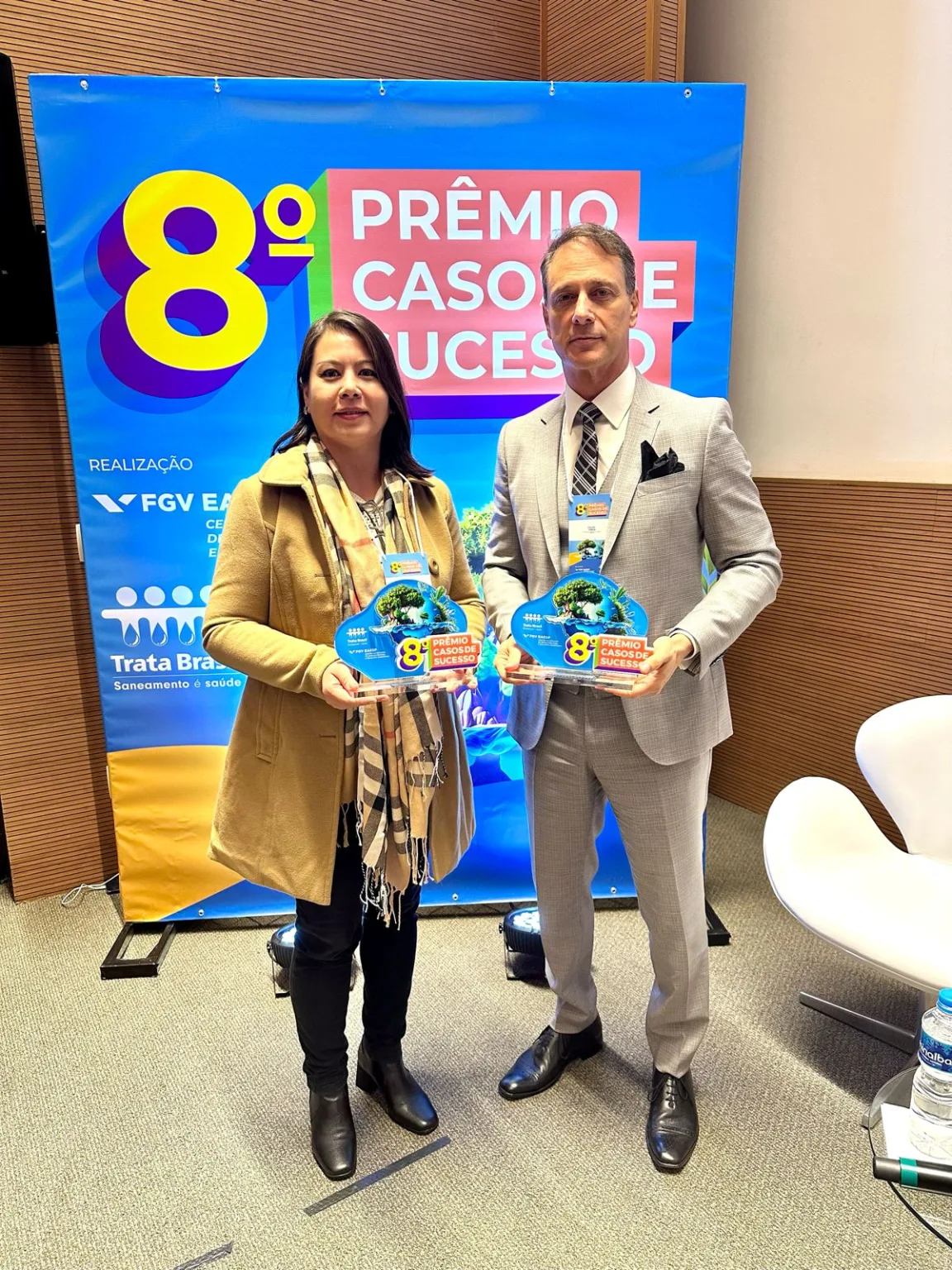 A superintendente da Secretaria de Comunicação, Alexandra Fante, e o CEO da Sanepar, Cláudio Stabile, representaram o município na premiação (Crédito: Divulgação / PMM)