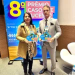 A superintendente da Secretaria de Comunicação, Alexandra Fante, e o CEO da Sanepar, Cláudio Stabile, representaram o município na premiação (Crédito: Divulgação / PMM)