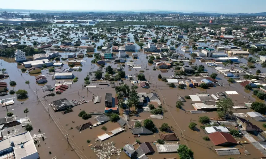 SOS RS: em Canoas, moradores ilhados pedem comida e água a militares