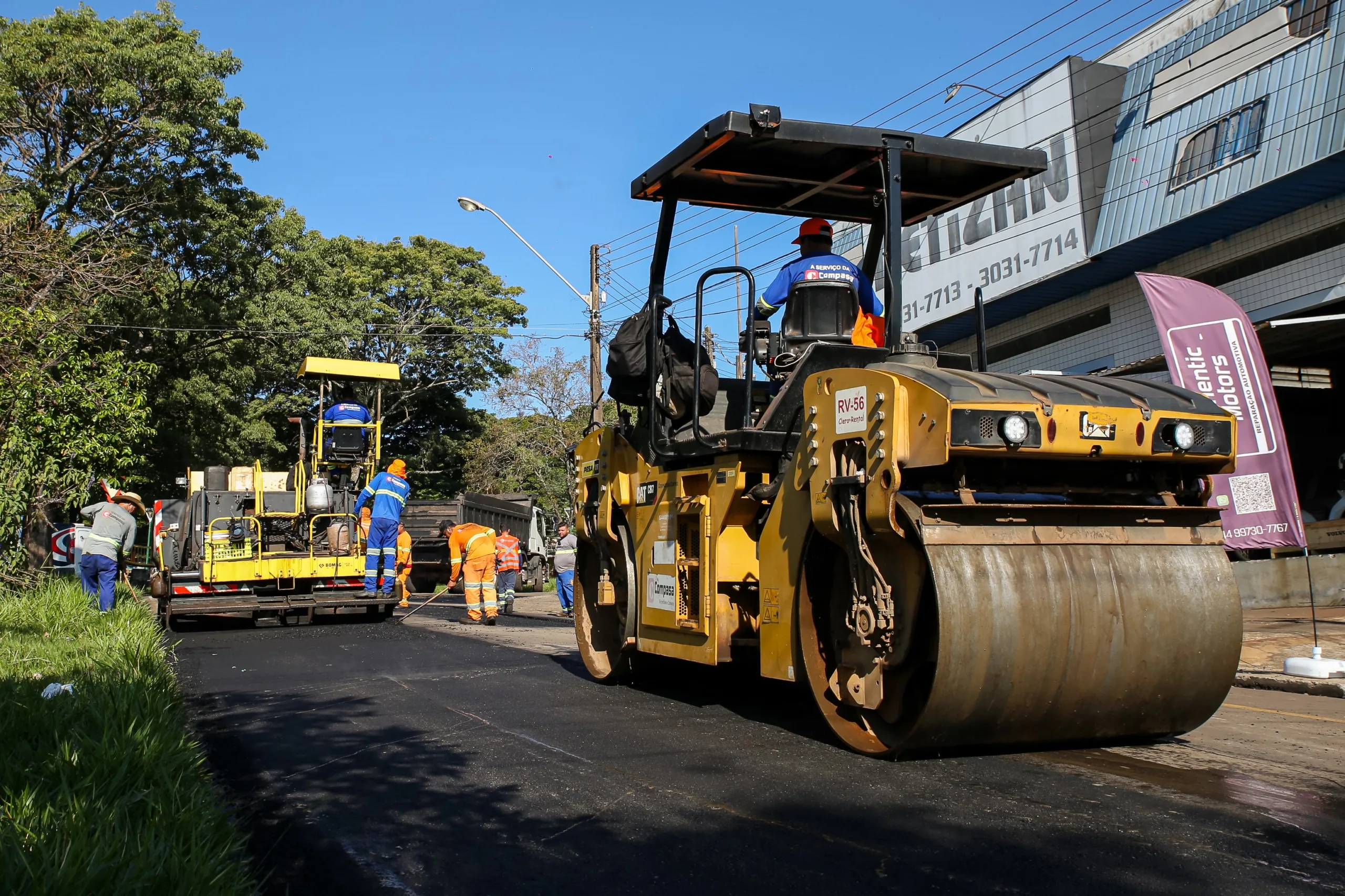 No momento, são 16 km de asfalto novo em execução em diversas regiões e novas vias ainda devem receber melhorias (Crédito: Fábio Reina / PMM)