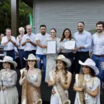 Na abertura da Expoingá nesta sexta-feira (10) os deputados estaduais Maria Victoria (PP), Adriano José (PP), Do Carmo (União) e Thiago Amaral (PSD) e o governador em exercício, Darci Piana, entregaram à presidente da Sociedade Rural de Maringá (SRM), Maria Iraclézia de Araújo, a lei 21.977/2024 que concede o título de utilidade pública à SRM.