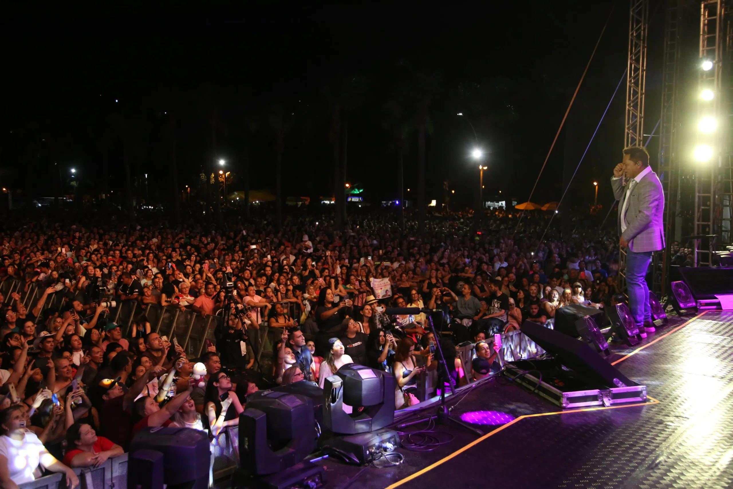 Além de levar entretenimento e lazer de forma gratuita para a população, o show do aniversário de Maringá atraiu visitantes de outras cidades (Crédito: Thiago Louzada)