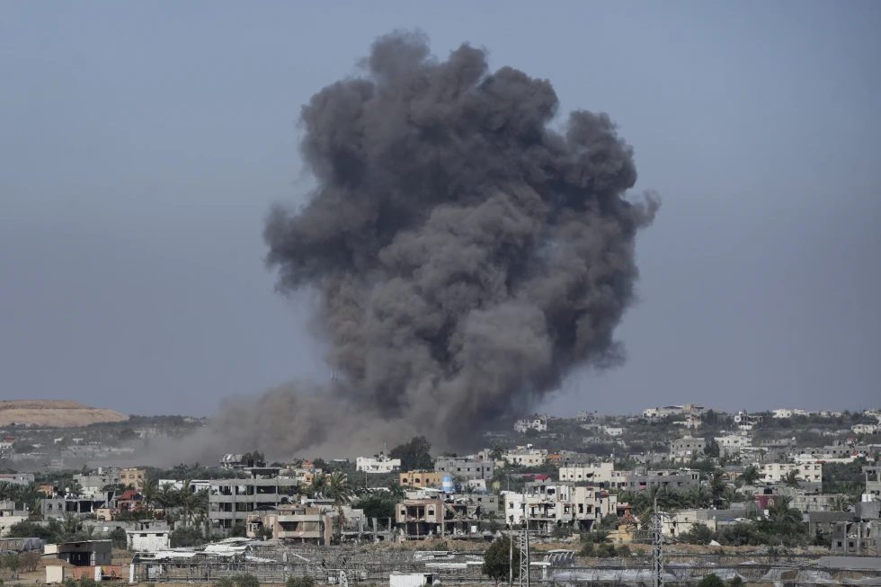 A fumaça sobe após um ataque aéreo israelense em Rafah, Faixa de Gaza, quinta-feira, 30 de maio de 2024. (AP Photo/Abdel Kareem Hana)
