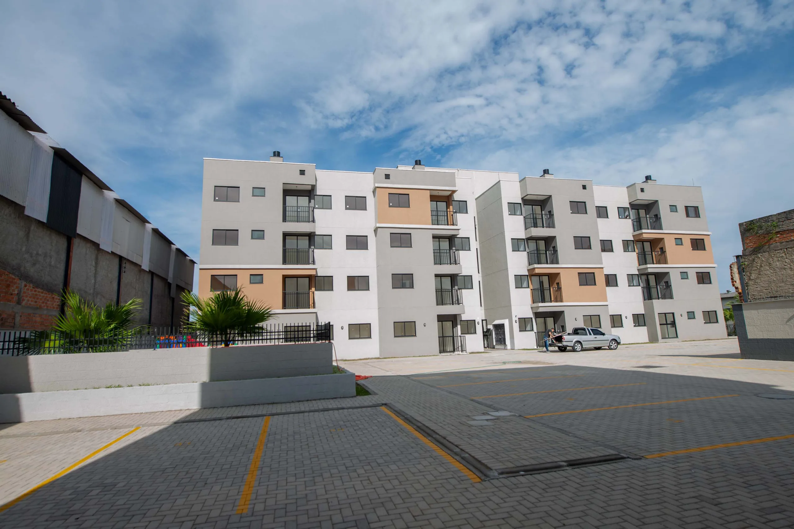 A Cohapar entregou nesta semana as chaves dos apartamentos aos 68 novos moradores do Residencial Ilha Bela, em Pinhais, na Região Metropolitana de Curitiba.