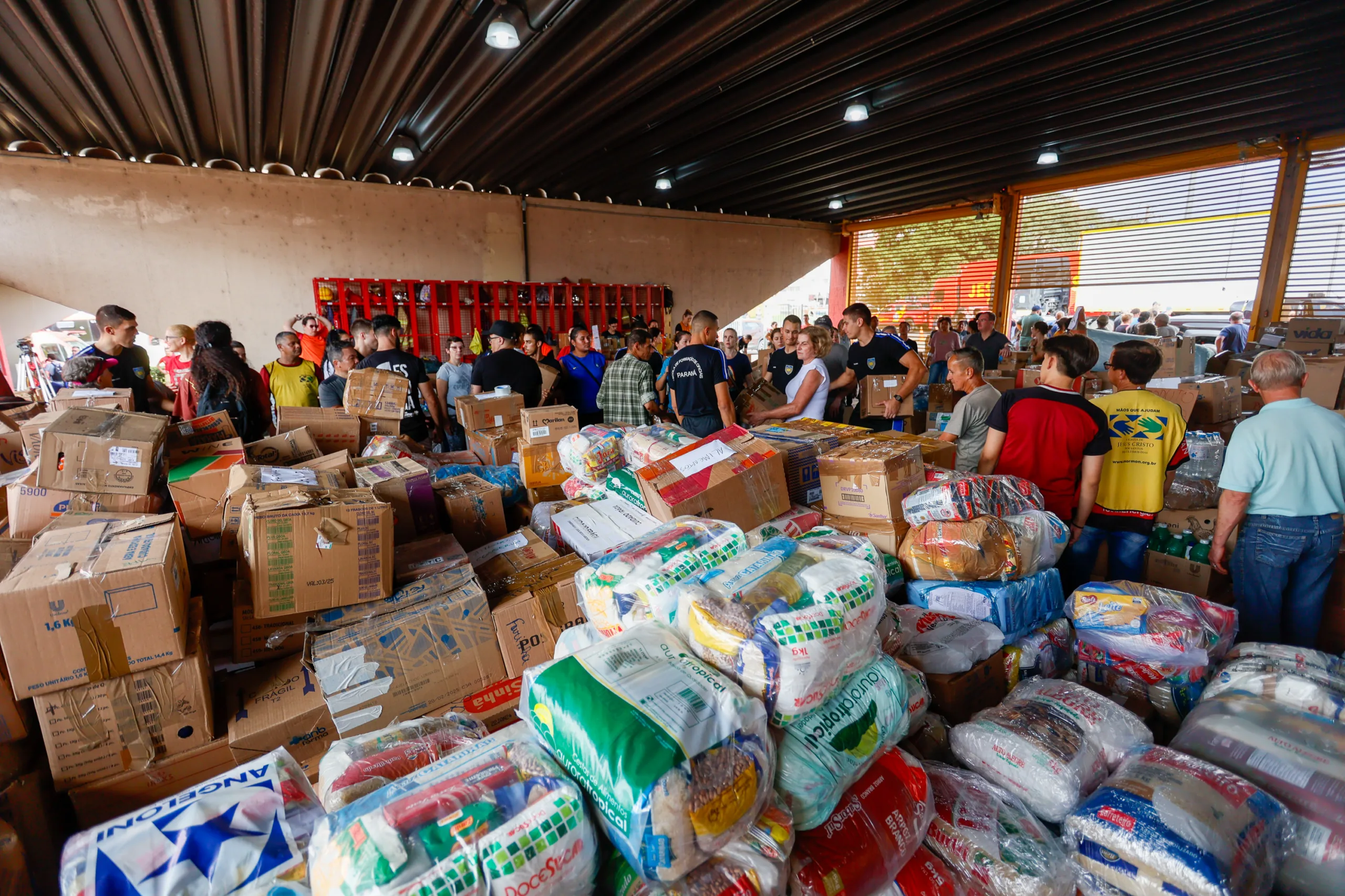 SOS RS: Paraná chega a 3,3 mil toneladas de doações arrecadadas para o Rio Grande do Sul