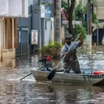 Voluntários mantêm resgates em áreas alagadas de Porto Alegre