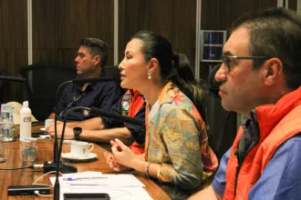 A primeira-dama Luciana Saito Massa organizou uma reunião virtual com mais de 250 prefeitos, vice-prefeitos, primeiras-damas e coordenadores da Defesa Civil de municípios paranaenses no fim da tarde desta sexta-feira (3) para reforçar a campanha SOS RS.