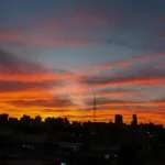 Penumbra, entardecer no Paraná, sol deixa o céu com tons de laranja