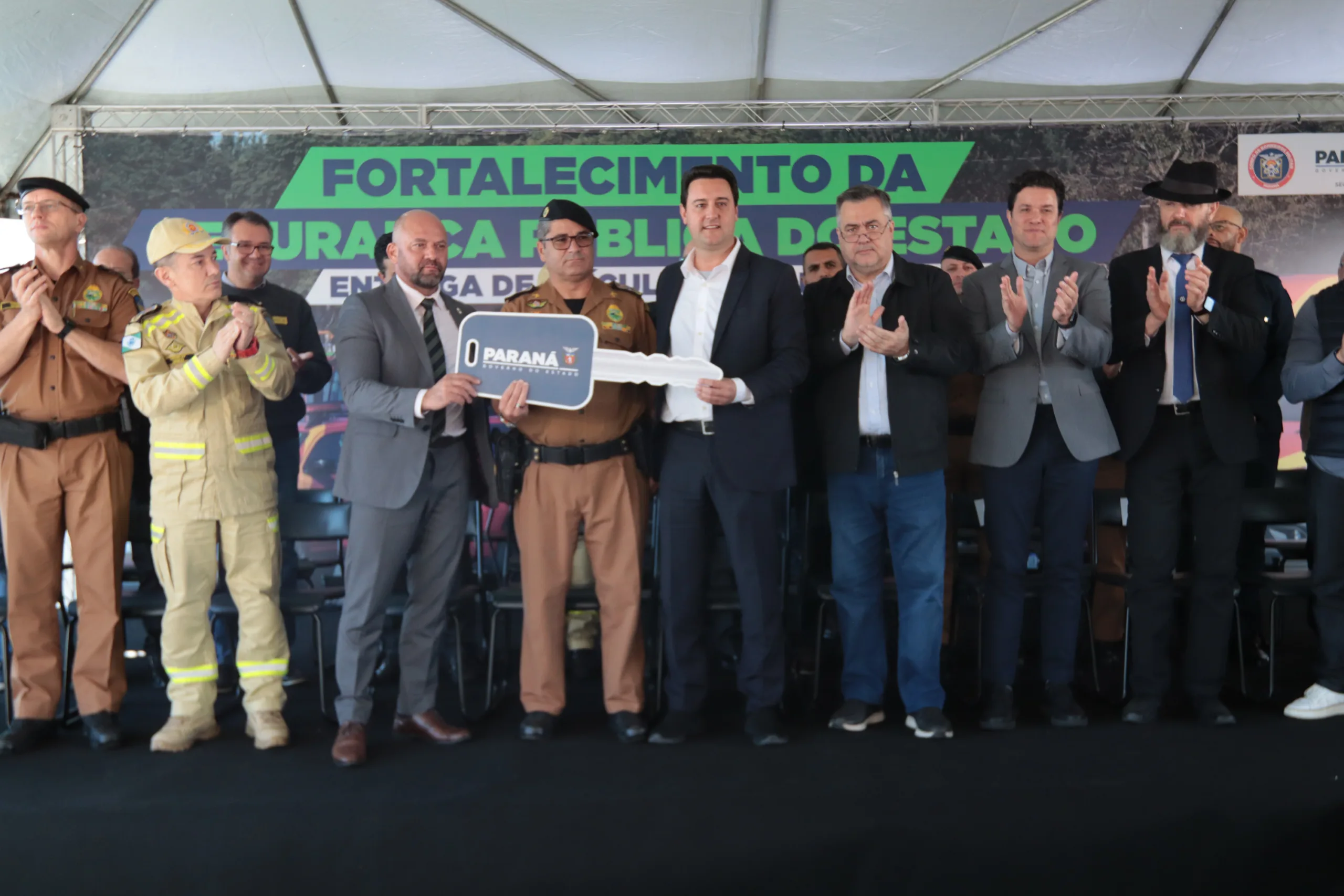 Ratinho Junior entrega 39 veículos e libera R$ 117 milhões para helicópteros e blindados da PM