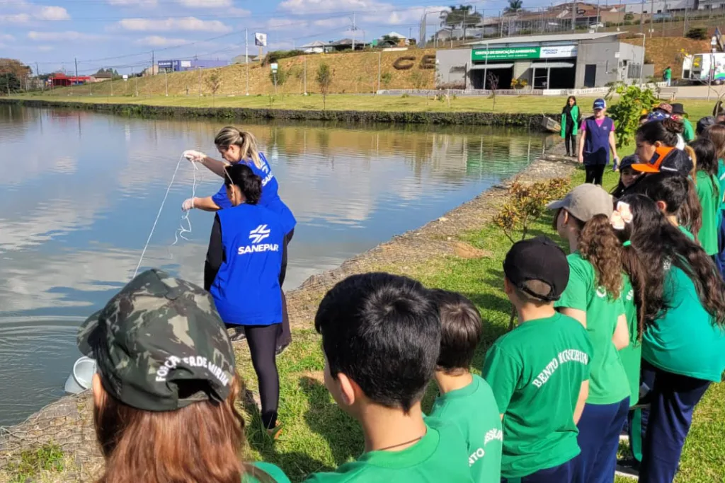 Sanepar promove atividade educativa no Lago de Olarias, em Ponta Grossa - Alunos do Colégio Estadual Maestro Bento Mossurunga fizeram monitoramento da água e analisaram os possíveis impactos na bacia hidrográfica
Foto: Sanepar