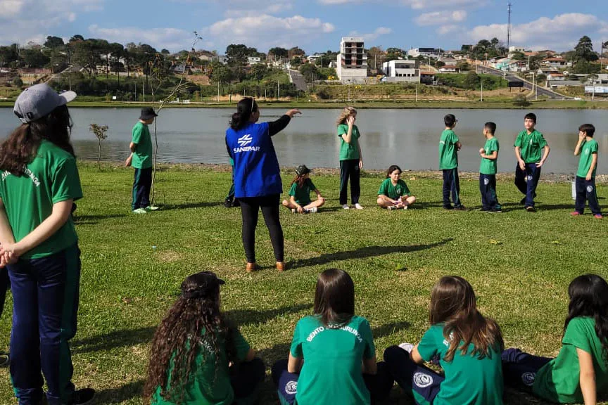 Sanepar promove atividade educativa no Lago de Olarias, em Ponta Grossa - Alunos do Colégio Estadual Maestro Bento Mossurunga fizeram monitoramento da água e analisaram os possíveis impactos na bacia hidrográfica
Foto: Sanepar