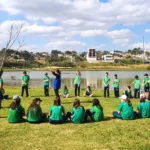 Sanepar promove atividade educativa no Lago de Olarias, em Ponta Grossa - Alunos do Colégio Estadual Maestro Bento Mossurunga fizeram monitoramento da água e analisaram os possíveis impactos na bacia hidrográfica Foto: Sanepar