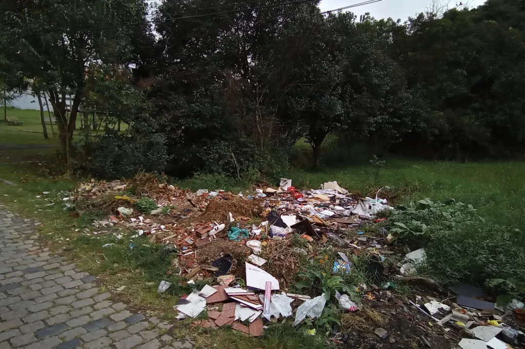 A Sanepar finalizou na quinta-feira (6) os serviços socioambientais em Campo Magro, na Região Metropolitana de Curitiba, com a inauguração do Jardim Água e Mel, na Praça Gabriel Antero. Os investimentos nessas ações foram em torno de R$ 300 mil.

Uma das atividades mais relevantes foi a recuperação da mata ciliar do Rio Custódio, que teve a supressão de vegetação exótica invasora no trecho do Parque Municipal, a limpeza do lixo do entorno e o plantio de 1.500 mudas de espécies nativas e de plantas que são importantes para a existência das abelhas.

Cinco escolas de Campo Magro também receberam caixas de colmeias com abelhas nativas, em instalações didáticas e apropriadas tanto para atividades educativas quanto para a vida desses animais. “As atividades desempenhadas pelas abelhas estão ligadas à conservação da biodiversidade e, também, à qualidade da água”, afirma a assistente social da Sanepar, Verena Mehler Verena.

Campo Magro tem grande importância em relação à produção de água, visto que o Rio Custódio é um afluente significativo do Passaúna, com influência na bacia hidrográfica do Rio Verde. Além disso, parte do território de Campo Magro está sobre o Aquífero Karst, outra importante fonte de água para Curitiba e Região Metropolitana.

Artistas de vários estados fazem grafitagem em muro de reservatórios da Sanepar em Colombo

Sanepar capacita agentes de saúde de Iretama sobre importância do saneamento
Investimentos da Sanepar em estações de esgoto vão ultrapassar R$ 2 bilhões em 2024

Os serviços de educação socioambientais estão atrelados às obras de ampliação do sistema de abastecimento de água, que custarão aproximadamente R$ 45 milhões para a Sanepar, e esses serviços fazem parte do Programa Saneamento para Todos e do Projeto Técnico de Trabalho Socioambiental (PTS) da Sanepar.

Entre as ações socioeducativas, também foram feitas cerca de 5 mil visitas domiciliares,  oito visitas técnicas a áreas da Sanepar, formação de agentes socioambientais. Houve distribuição de kits de meliponicultura, jardinagem e sementes para pastagem apícula, além de atividades com estudantes e capacitações temáticas sobre as abelhas, plantio e manutenção de árvores e flores, criação de minhocas e manutenção de jardins.

“O trabalho socioeducativo da Sanepar busca incentivar a conscientização ambiental e a mobilização comunitária para a discussão e a reflexão sobre questões ambientais complexas e imprescindíveis”, acrescenta Verena.