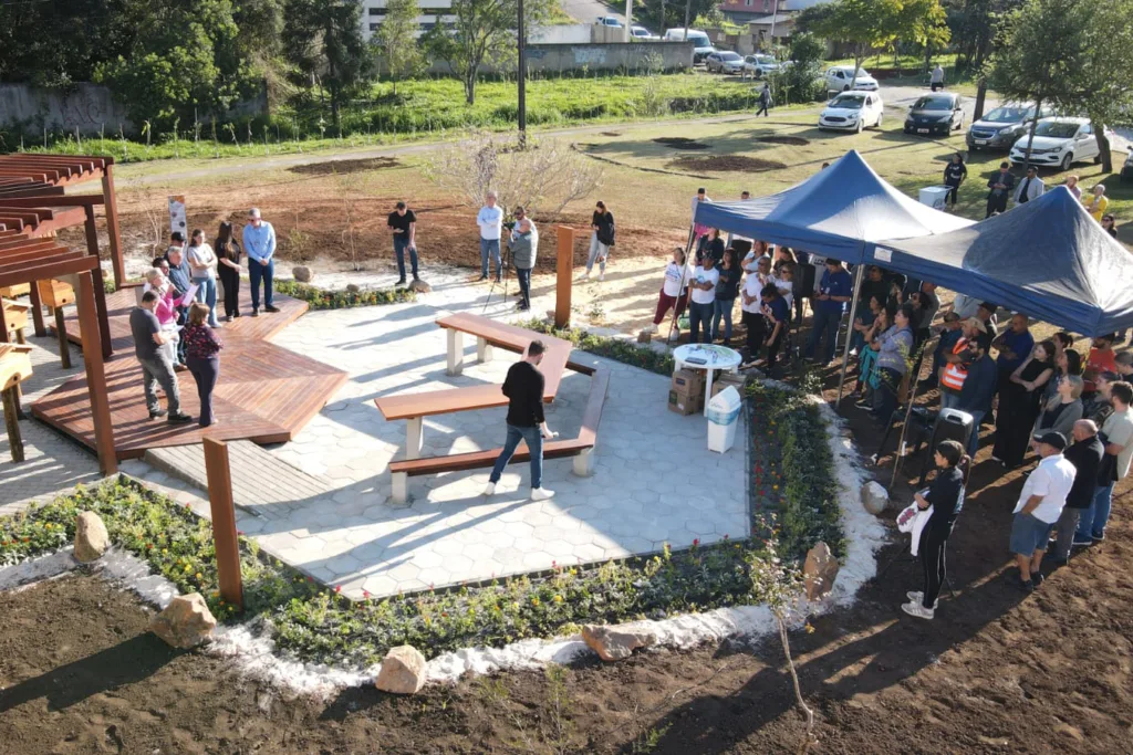 A Sanepar finalizou na quinta-feira (6) os serviços socioambientais em Campo Magro, na Região Metropolitana de Curitiba, com a inauguração do Jardim Água e Mel, na Praça Gabriel Antero. Os investimentos nessas ações foram em torno de R$ 300 mil.

Uma das atividades mais relevantes foi a recuperação da mata ciliar do Rio Custódio, que teve a supressão de vegetação exótica invasora no trecho do Parque Municipal, a limpeza do lixo do entorno e o plantio de 1.500 mudas de espécies nativas e de plantas que são importantes para a existência das abelhas.

Cinco escolas de Campo Magro também receberam caixas de colmeias com abelhas nativas, em instalações didáticas e apropriadas tanto para atividades educativas quanto para a vida desses animais. “As atividades desempenhadas pelas abelhas estão ligadas à conservação da biodiversidade e, também, à qualidade da água”, afirma a assistente social da Sanepar, Verena Mehler Verena.

Campo Magro tem grande importância em relação à produção de água, visto que o Rio Custódio é um afluente significativo do Passaúna, com influência na bacia hidrográfica do Rio Verde. Além disso, parte do território de Campo Magro está sobre o Aquífero Karst, outra importante fonte de água para Curitiba e Região Metropolitana.

Artistas de vários estados fazem grafitagem em muro de reservatórios da Sanepar em Colombo

Sanepar capacita agentes de saúde de Iretama sobre importância do saneamento
Investimentos da Sanepar em estações de esgoto vão ultrapassar R$ 2 bilhões em 2024

Os serviços de educação socioambientais estão atrelados às obras de ampliação do sistema de abastecimento de água, que custarão aproximadamente R$ 45 milhões para a Sanepar, e esses serviços fazem parte do Programa Saneamento para Todos e do Projeto Técnico de Trabalho Socioambiental (PTS) da Sanepar.

Entre as ações socioeducativas, também foram feitas cerca de 5 mil visitas domiciliares,  oito visitas técnicas a áreas da Sanepar, formação de agentes socioambientais. Houve distribuição de kits de meliponicultura, jardinagem e sementes para pastagem apícula, além de atividades com estudantes e capacitações temáticas sobre as abelhas, plantio e manutenção de árvores e flores, criação de minhocas e manutenção de jardins.

“O trabalho socioeducativo da Sanepar busca incentivar a conscientização ambiental e a mobilização comunitária para a discussão e a reflexão sobre questões ambientais complexas e imprescindíveis”, acrescenta Verena.