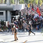 Manifestantes que protestaram contra o Programa Parceiro da Escola