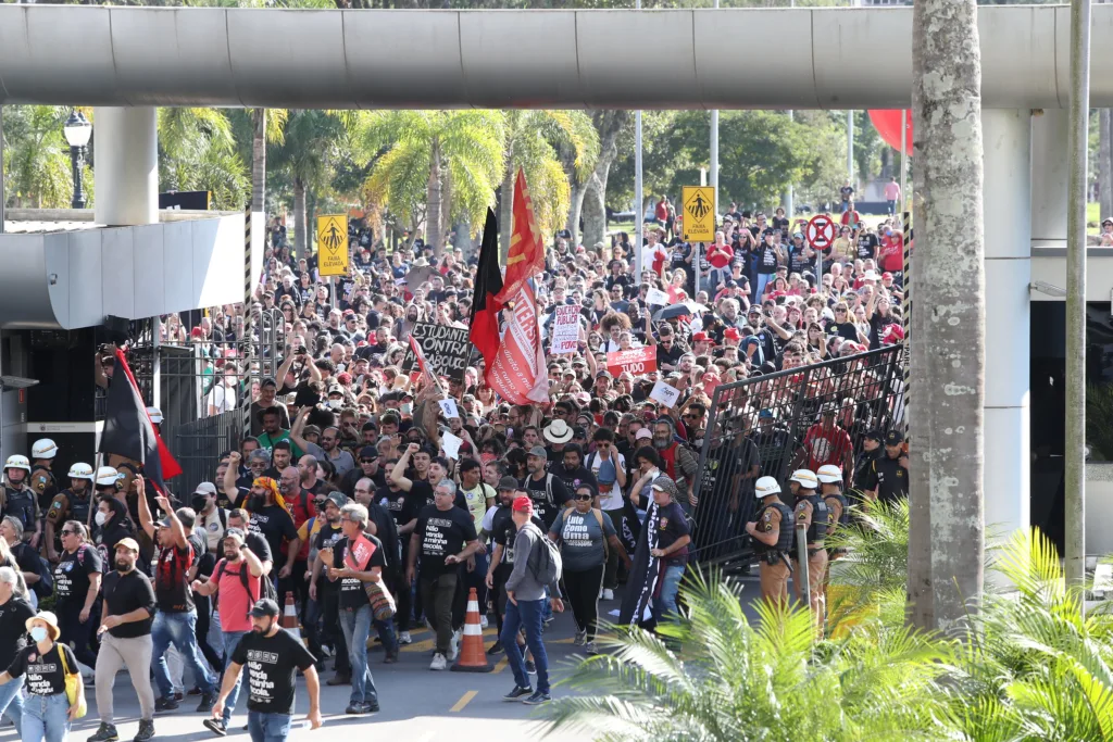 Manifestantes que protestaram contra o Programa Parceiro da Escola