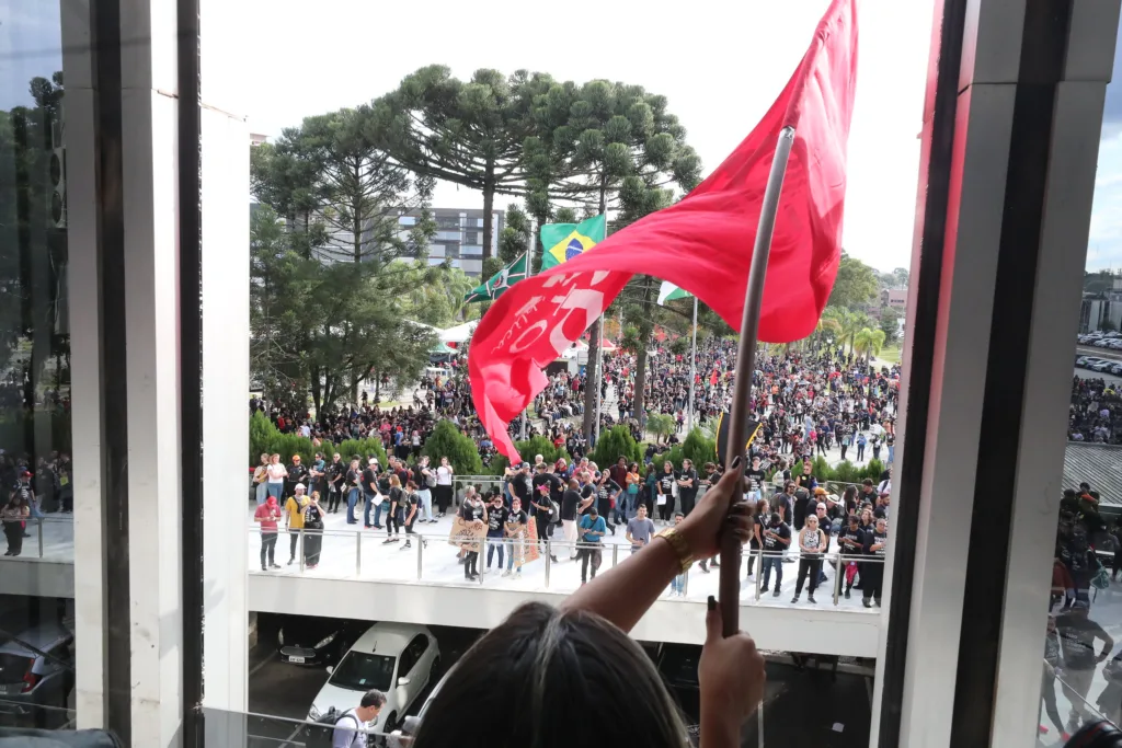 Manifestantes que protestaram contra o Programa Parceiro da Escola