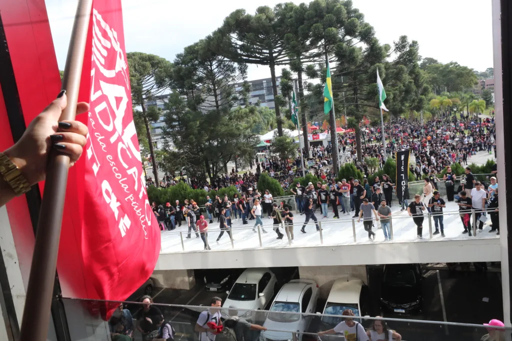 Manifestantes que protestaram contra o Programa Parceiro da Escola