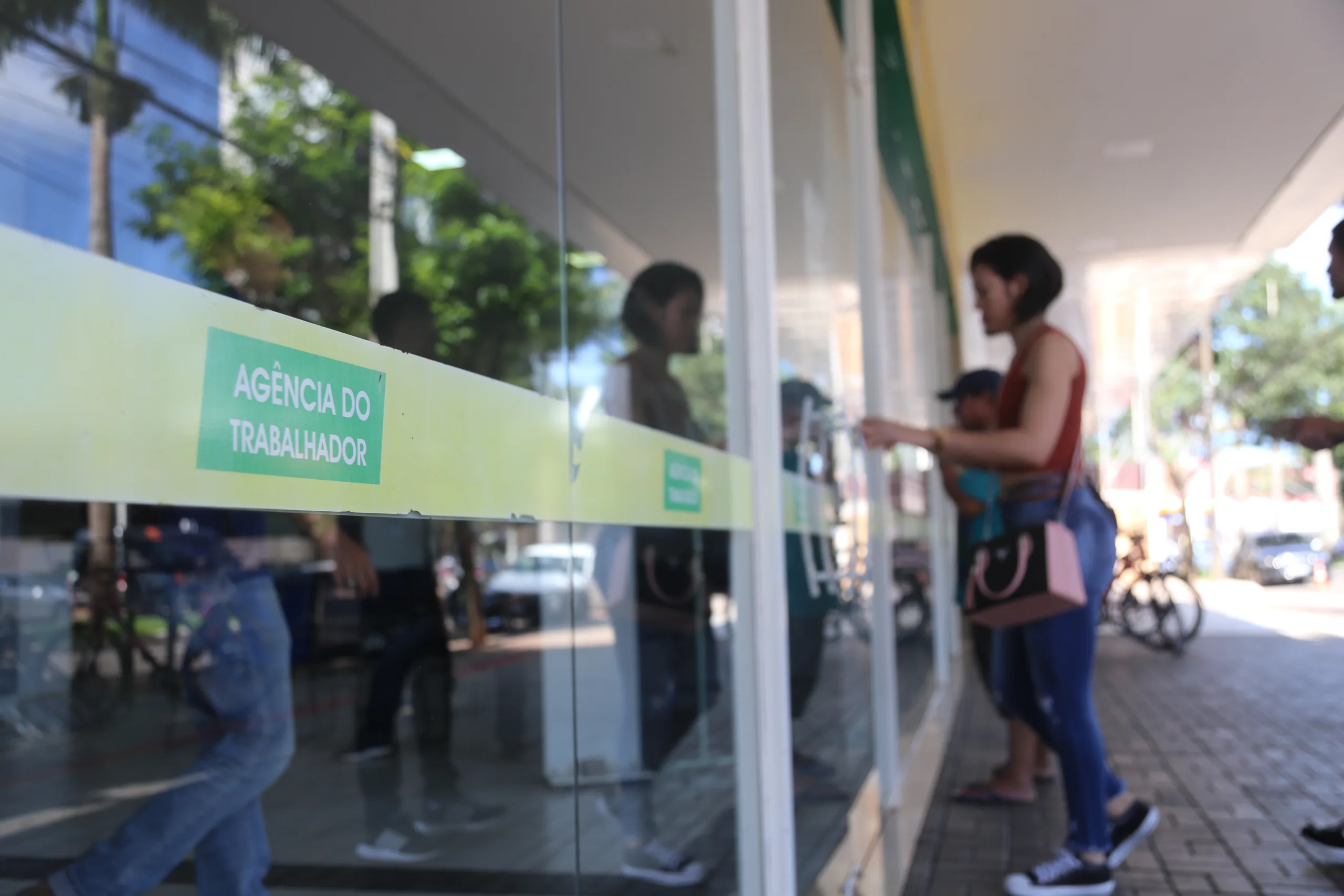 Mulher entrando na Agência do Trabalhador de Maringá