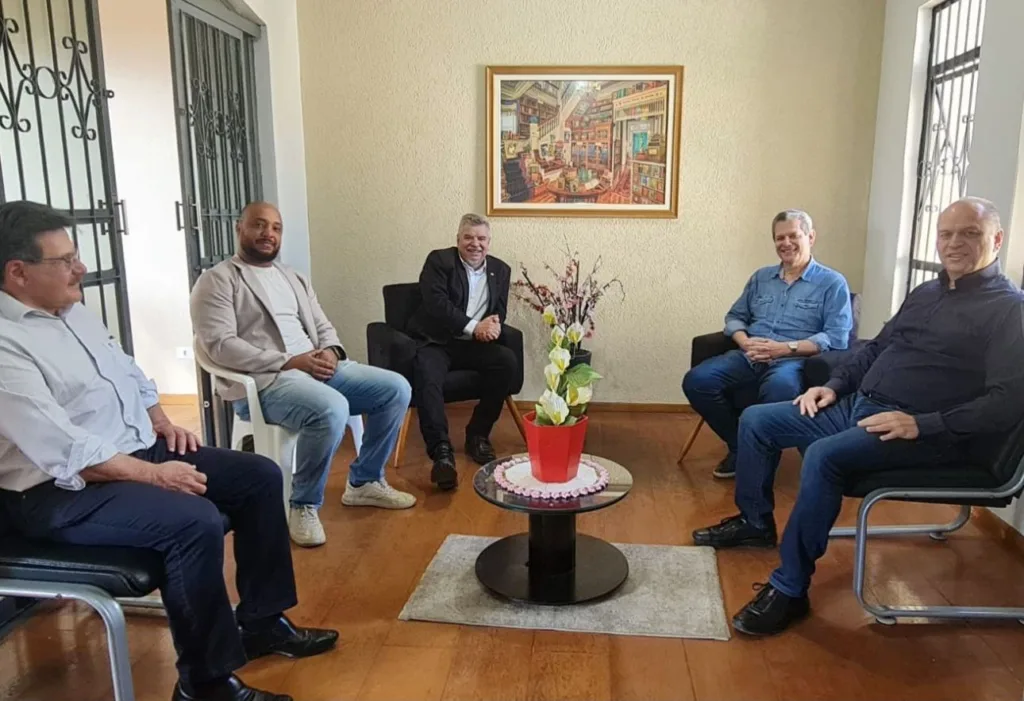 PL do delegado Jacovós reunido com o PP de Silvio Barros