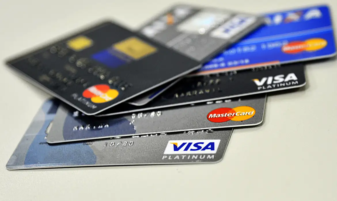 A partir de 1º de julho, os donos de cartão de crédito poderão transferir o saldo devedor da fatura para uma instituição financeira que oferecer melhores condições de renegociação.