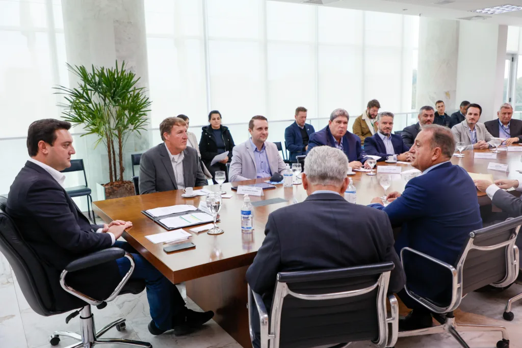 O Estado do Paraná fecha a semana com R$ 3,4 bilhões a mais na contabilidade de investimentos privados. O resultado é fruto de anúncios feitos em um intervalo de 20 dias por quatro grandes conglomerados do Estado: os empreendimentos são as novas plantas da Ambev, Maltaria Campos Gerais e Unium, além de um investimento no setor de combustíveis da Liquipar Operações Portuárias.
“Essa proximidade com a iniciativa privada faz o Paraná crescer. Temos um ambiente que oferece segurança jurídica e tranquilidade política. Isso com certeza pesa na hora da escolha dos investidores pelo Paraná”, ressalta o governador Carlos Massa Ratinho Junior. "São mais empregos, mais movimento na economia e mais qualidade de vida para os paranaenses", complementa o governador.
O Estado cresceu cinco vezes mais que a média brasileira no primeiro trimestre de 2024, de acordo com o IBC-Br, do Banco Central.
AMBEV – A nova fábrica de garrafas da Ambev em Carambeí recebeu a Pedra Fundamental nesta quinta-feira (13). A unidade, que já está em 80% de execução, tem investimento de R$ 870 milhões e faz parte do movimento de ampliar a oferta de cervejas premium no portfólio da empresa.
No caso da Ambev, o funcionamento da nova fábrica deve iniciar 2025 e marcará o Estado como o primeiro de todo o País com produção da empresa “do campo ao copo”, impactando toda a cadeia de produção do Estado e a economia local. A planta vai produzir garrafas a partir da reciclagem de cacos recolhidos, fruto de parcerias com empresas de logística reversa e cooperativas da região.
Serão produzidas na fábrica embalagens de diferentes formatos e cores, como long necks, 300 ml, 600 ml e 1 litro, com foco principal nos rótulos premium, como Spaten, Corona, Stella Artois e Original. A previsão é fabricar até 1,5 mil garrafas por minuto, chegando a 15 milhões por mês.
Governo propõe criação de fundo para alavancar investimentos em infraestrutura
UNIUM – No fim de maio, a Unium, que reúne as cooperativas Castrolanda, Frísia e Capal, anunciou que vai investir também nos Campos Gerais mais de R$ 450 milhões em uma nova fábrica de produtos lácteos em pó em Castro. A previsão é de que a unidade processe mais de 1 milhão de litros de leite para a produção de leite em pó por dia. O investimento atende ao aumento na produção dos cooperados do grupo, que cresce 10% ao ano.
Atualmente, o grupo Unium já conta com fábricas em Castro e Ponta Grossa, ambas com capacidades produtivas de cerca de 1,5 milhão de litros diários cada, além de uma unidade em Itapetininga, no interior de São Paulo, com capacidade de produção diária de 1,3 milhão de litros de leite.
MALTARIA – Outro grande anúncio recente foi o início da operação da Maltaria Campos Gerais, localizada em Ponta Grossa, no começo de junho. A planta, fruto de um investimento de R$ 1,6 bilhão das cooperativas Agrária, Frísia, Castrolanda, Capal, Bom Jesus e Coopagrícola, foi inaugurada com a presença do governador Ratinho Junior e vai produzir 280 mil toneladas de malte por ano.
O empreendimento, que teve apoio do programa de incentivos Paraná Competitivo, deve gerar cerca de 130 empregos diretos e mais de 3 mil indiretos, além de ampliar a produção de cevada no Paraná, que já é o maior produtor nacional do grão. Com a inauguração da maltaria, quatro em cada dez cervejas feitas no País terão malte produzido no Paraná na sua composição.
Detran-PR destina R$ 103,8 milhões para fortalecer ações de segurança no trânsito no Paraná
LIQUIPAR – Nesta semana, na terça-feira (11), a Liquipar Operações Portuárias, que arrematou no ano passado a área PAR 50 do Porto de Paranaguá, no Litoral, anunciou que vai investir R$ 572 milhões para triplicar a capacidade de escoamento de líquidos pelo terminal, especialmente de combustíveis.
O investimento é maior que o previsto inicialmente. Arrematada por R$ 1 milhão no leilão feito na Bolsa de Valores, a área deveria receber um montante mínimo de R$ 338,2 milhões em obras de ampliação da capacidade operacional. Ela tem cerca de 85 mil metros quadrados e capacidade atual de 70 mil metros cúbicos de armazenagem, devendo passar para 210 mil metros cúbicos.