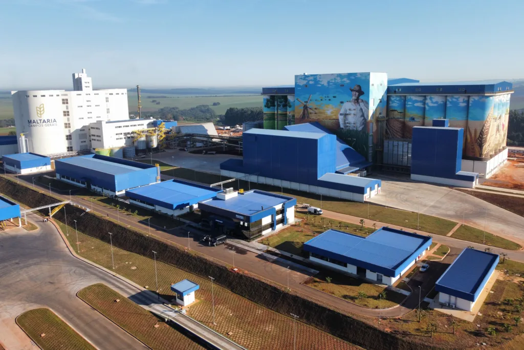 O Estado do Paraná fecha a semana com R$ 3,4 bilhões a mais na contabilidade de investimentos privados. O resultado é fruto de anúncios feitos em um intervalo de 20 dias por quatro grandes conglomerados do Estado: os empreendimentos são as novas plantas da Ambev, Maltaria Campos Gerais e Unium, além de um investimento no setor de combustíveis da Liquipar Operações Portuárias.
“Essa proximidade com a iniciativa privada faz o Paraná crescer. Temos um ambiente que oferece segurança jurídica e tranquilidade política. Isso com certeza pesa na hora da escolha dos investidores pelo Paraná”, ressalta o governador Carlos Massa Ratinho Junior. "São mais empregos, mais movimento na economia e mais qualidade de vida para os paranaenses", complementa o governador.
O Estado cresceu cinco vezes mais que a média brasileira no primeiro trimestre de 2024, de acordo com o IBC-Br, do Banco Central.
AMBEV – A nova fábrica de garrafas da Ambev em Carambeí recebeu a Pedra Fundamental nesta quinta-feira (13). A unidade, que já está em 80% de execução, tem investimento de R$ 870 milhões e faz parte do movimento de ampliar a oferta de cervejas premium no portfólio da empresa.
No caso da Ambev, o funcionamento da nova fábrica deve iniciar 2025 e marcará o Estado como o primeiro de todo o País com produção da empresa “do campo ao copo”, impactando toda a cadeia de produção do Estado e a economia local. A planta vai produzir garrafas a partir da reciclagem de cacos recolhidos, fruto de parcerias com empresas de logística reversa e cooperativas da região.
Serão produzidas na fábrica embalagens de diferentes formatos e cores, como long necks, 300 ml, 600 ml e 1 litro, com foco principal nos rótulos premium, como Spaten, Corona, Stella Artois e Original. A previsão é fabricar até 1,5 mil garrafas por minuto, chegando a 15 milhões por mês.
Governo propõe criação de fundo para alavancar investimentos em infraestrutura
UNIUM – No fim de maio, a Unium, que reúne as cooperativas Castrolanda, Frísia e Capal, anunciou que vai investir também nos Campos Gerais mais de R$ 450 milhões em uma nova fábrica de produtos lácteos em pó em Castro. A previsão é de que a unidade processe mais de 1 milhão de litros de leite para a produção de leite em pó por dia. O investimento atende ao aumento na produção dos cooperados do grupo, que cresce 10% ao ano.
Atualmente, o grupo Unium já conta com fábricas em Castro e Ponta Grossa, ambas com capacidades produtivas de cerca de 1,5 milhão de litros diários cada, além de uma unidade em Itapetininga, no interior de São Paulo, com capacidade de produção diária de 1,3 milhão de litros de leite.
MALTARIA – Outro grande anúncio recente foi o início da operação da Maltaria Campos Gerais, localizada em Ponta Grossa, no começo de junho. A planta, fruto de um investimento de R$ 1,6 bilhão das cooperativas Agrária, Frísia, Castrolanda, Capal, Bom Jesus e Coopagrícola, foi inaugurada com a presença do governador Ratinho Junior e vai produzir 280 mil toneladas de malte por ano.
O empreendimento, que teve apoio do programa de incentivos Paraná Competitivo, deve gerar cerca de 130 empregos diretos e mais de 3 mil indiretos, além de ampliar a produção de cevada no Paraná, que já é o maior produtor nacional do grão. Com a inauguração da maltaria, quatro em cada dez cervejas feitas no País terão malte produzido no Paraná na sua composição.
Detran-PR destina R$ 103,8 milhões para fortalecer ações de segurança no trânsito no Paraná
LIQUIPAR – Nesta semana, na terça-feira (11), a Liquipar Operações Portuárias, que arrematou no ano passado a área PAR 50 do Porto de Paranaguá, no Litoral, anunciou que vai investir R$ 572 milhões para triplicar a capacidade de escoamento de líquidos pelo terminal, especialmente de combustíveis.
O investimento é maior que o previsto inicialmente. Arrematada por R$ 1 milhão no leilão feito na Bolsa de Valores, a área deveria receber um montante mínimo de R$ 338,2 milhões em obras de ampliação da capacidade operacional. Ela tem cerca de 85 mil metros quadrados e capacidade atual de 70 mil metros cúbicos de armazenagem, devendo passar para 210 mil metros cúbicos.