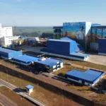 O Estado do Paraná fecha a semana com R$ 3,4 bilhões a mais na contabilidade de investimentos privados. O resultado é fruto de anúncios feitos em um intervalo de 20 dias por quatro grandes conglomerados do Estado: os empreendimentos são as novas plantas da Ambev, Maltaria Campos Gerais e Unium, além de um investimento no setor de combustíveis da Liquipar Operações Portuárias. “Essa proximidade com a iniciativa privada faz o Paraná crescer. Temos um ambiente que oferece segurança jurídica e tranquilidade política. Isso com certeza pesa na hora da escolha dos investidores pelo Paraná”, ressalta o governador Carlos Massa Ratinho Junior. "São mais empregos, mais movimento na economia e mais qualidade de vida para os paranaenses", complementa o governador. O Estado cresceu cinco vezes mais que a média brasileira no primeiro trimestre de 2024, de acordo com o IBC-Br, do Banco Central. AMBEV – A nova fábrica de garrafas da Ambev em Carambeí recebeu a Pedra Fundamental nesta quinta-feira (13). A unidade, que já está em 80% de execução, tem investimento de R$ 870 milhões e faz parte do movimento de ampliar a oferta de cervejas premium no portfólio da empresa. No caso da Ambev, o funcionamento da nova fábrica deve iniciar 2025 e marcará o Estado como o primeiro de todo o País com produção da empresa “do campo ao copo”, impactando toda a cadeia de produção do Estado e a economia local. A planta vai produzir garrafas a partir da reciclagem de cacos recolhidos, fruto de parcerias com empresas de logística reversa e cooperativas da região. Serão produzidas na fábrica embalagens de diferentes formatos e cores, como long necks, 300 ml, 600 ml e 1 litro, com foco principal nos rótulos premium, como Spaten, Corona, Stella Artois e Original. A previsão é fabricar até 1,5 mil garrafas por minuto, chegando a 15 milhões por mês. Governo propõe criação de fundo para alavancar investimentos em infraestrutura UNIUM – No fim de maio, a Unium, que reúne as cooperativas Castrolanda, Frísia e Capal, anunciou que vai investir também nos Campos Gerais mais de R$ 450 milhões em uma nova fábrica de produtos lácteos em pó em Castro. A previsão é de que a unidade processe mais de 1 milhão de litros de leite para a produção de leite em pó por dia. O investimento atende ao aumento na produção dos cooperados do grupo, que cresce 10% ao ano. Atualmente, o grupo Unium já conta com fábricas em Castro e Ponta Grossa, ambas com capacidades produtivas de cerca de 1,5 milhão de litros diários cada, além de uma unidade em Itapetininga, no interior de São Paulo, com capacidade de produção diária de 1,3 milhão de litros de leite. MALTARIA – Outro grande anúncio recente foi o início da operação da Maltaria Campos Gerais, localizada em Ponta Grossa, no começo de junho. A planta, fruto de um investimento de R$ 1,6 bilhão das cooperativas Agrária, Frísia, Castrolanda, Capal, Bom Jesus e Coopagrícola, foi inaugurada com a presença do governador Ratinho Junior e vai produzir 280 mil toneladas de malte por ano. O empreendimento, que teve apoio do programa de incentivos Paraná Competitivo, deve gerar cerca de 130 empregos diretos e mais de 3 mil indiretos, além de ampliar a produção de cevada no Paraná, que já é o maior produtor nacional do grão. Com a inauguração da maltaria, quatro em cada dez cervejas feitas no País terão malte produzido no Paraná na sua composição. Detran-PR destina R$ 103,8 milhões para fortalecer ações de segurança no trânsito no Paraná LIQUIPAR – Nesta semana, na terça-feira (11), a Liquipar Operações Portuárias, que arrematou no ano passado a área PAR 50 do Porto de Paranaguá, no Litoral, anunciou que vai investir R$ 572 milhões para triplicar a capacidade de escoamento de líquidos pelo terminal, especialmente de combustíveis. O investimento é maior que o previsto inicialmente. Arrematada por R$ 1 milhão no leilão feito na Bolsa de Valores, a área deveria receber um montante mínimo de R$ 338,2 milhões em obras de ampliação da capacidade operacional. Ela tem cerca de 85 mil metros quadrados e capacidade atual de 70 mil metros cúbicos de armazenagem, devendo passar para 210 mil metros cúbicos.