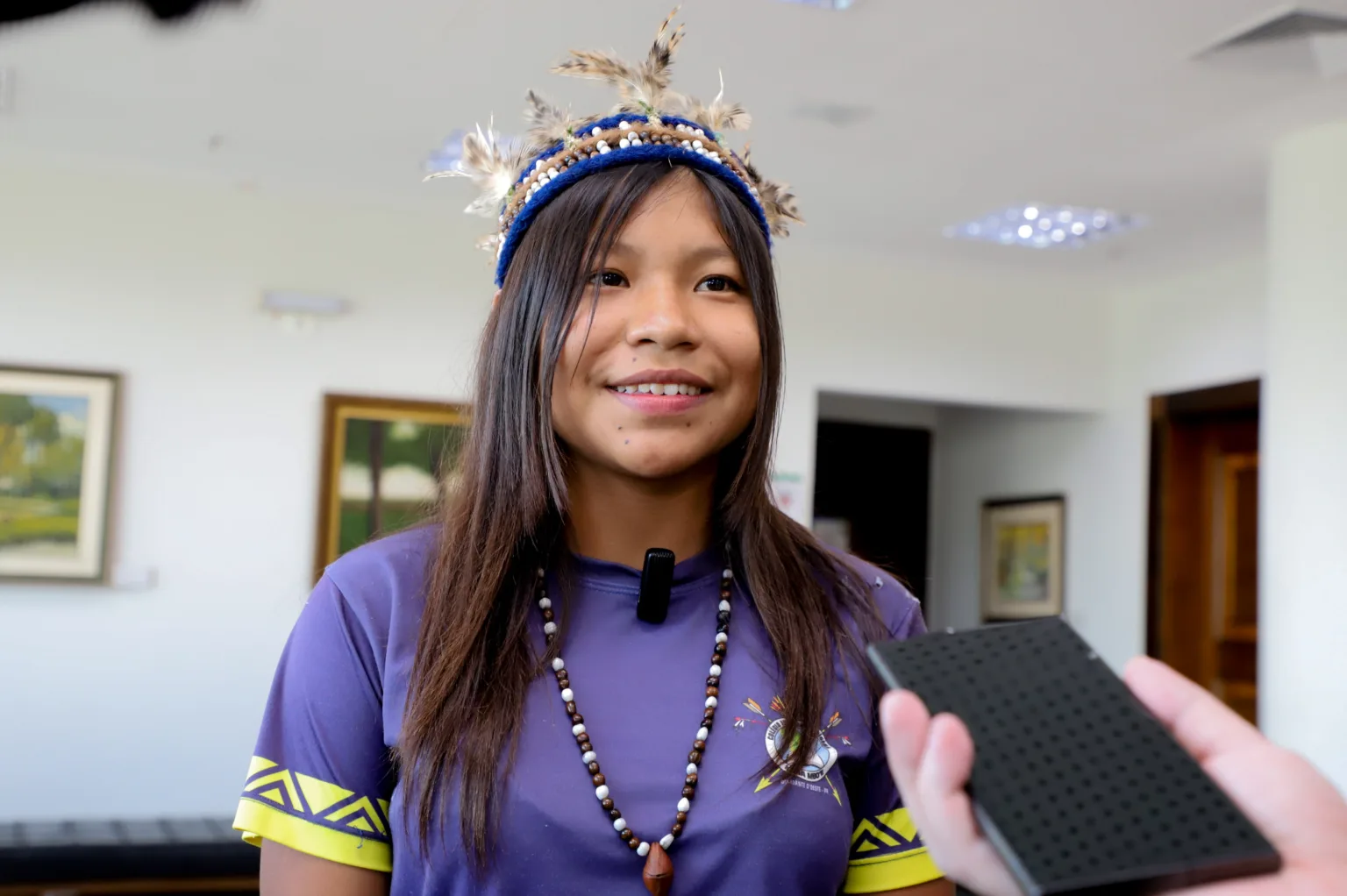 Governador recebe 1ª aluna indígena selecionada para o programa Ganhando o Mundo