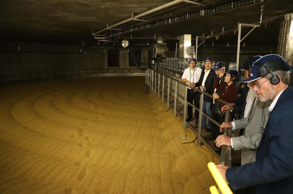 O Estado do Paraná fecha a semana com R$ 3,4 bilhões a mais na contabilidade de investimentos privados. O resultado é fruto de anúncios feitos em um intervalo de 20 dias por quatro grandes conglomerados do Estado: os empreendimentos são as novas plantas da Ambev, Maltaria Campos Gerais e Unium, além de um investimento no setor de combustíveis da Liquipar Operações Portuárias.
“Essa proximidade com a iniciativa privada faz o Paraná crescer. Temos um ambiente que oferece segurança jurídica e tranquilidade política. Isso com certeza pesa na hora da escolha dos investidores pelo Paraná”, ressalta o governador Carlos Massa Ratinho Junior. "São mais empregos, mais movimento na economia e mais qualidade de vida para os paranaenses", complementa o governador.
O Estado cresceu cinco vezes mais que a média brasileira no primeiro trimestre de 2024, de acordo com o IBC-Br, do Banco Central.
AMBEV – A nova fábrica de garrafas da Ambev em Carambeí recebeu a Pedra Fundamental nesta quinta-feira (13). A unidade, que já está em 80% de execução, tem investimento de R$ 870 milhões e faz parte do movimento de ampliar a oferta de cervejas premium no portfólio da empresa.
No caso da Ambev, o funcionamento da nova fábrica deve iniciar 2025 e marcará o Estado como o primeiro de todo o País com produção da empresa “do campo ao copo”, impactando toda a cadeia de produção do Estado e a economia local. A planta vai produzir garrafas a partir da reciclagem de cacos recolhidos, fruto de parcerias com empresas de logística reversa e cooperativas da região.
Serão produzidas na fábrica embalagens de diferentes formatos e cores, como long necks, 300 ml, 600 ml e 1 litro, com foco principal nos rótulos premium, como Spaten, Corona, Stella Artois e Original. A previsão é fabricar até 1,5 mil garrafas por minuto, chegando a 15 milhões por mês.
Governo propõe criação de fundo para alavancar investimentos em infraestrutura
UNIUM – No fim de maio, a Unium, que reúne as cooperativas Castrolanda, Frísia e Capal, anunciou que vai investir também nos Campos Gerais mais de R$ 450 milhões em uma nova fábrica de produtos lácteos em pó em Castro. A previsão é de que a unidade processe mais de 1 milhão de litros de leite para a produção de leite em pó por dia. O investimento atende ao aumento na produção dos cooperados do grupo, que cresce 10% ao ano.
Atualmente, o grupo Unium já conta com fábricas em Castro e Ponta Grossa, ambas com capacidades produtivas de cerca de 1,5 milhão de litros diários cada, além de uma unidade em Itapetininga, no interior de São Paulo, com capacidade de produção diária de 1,3 milhão de litros de leite.
MALTARIA – Outro grande anúncio recente foi o início da operação da Maltaria Campos Gerais, localizada em Ponta Grossa, no começo de junho. A planta, fruto de um investimento de R$ 1,6 bilhão das cooperativas Agrária, Frísia, Castrolanda, Capal, Bom Jesus e Coopagrícola, foi inaugurada com a presença do governador Ratinho Junior e vai produzir 280 mil toneladas de malte por ano.
O empreendimento, que teve apoio do programa de incentivos Paraná Competitivo, deve gerar cerca de 130 empregos diretos e mais de 3 mil indiretos, além de ampliar a produção de cevada no Paraná, que já é o maior produtor nacional do grão. Com a inauguração da maltaria, quatro em cada dez cervejas feitas no País terão malte produzido no Paraná na sua composição.
Detran-PR destina R$ 103,8 milhões para fortalecer ações de segurança no trânsito no Paraná
LIQUIPAR – Nesta semana, na terça-feira (11), a Liquipar Operações Portuárias, que arrematou no ano passado a área PAR 50 do Porto de Paranaguá, no Litoral, anunciou que vai investir R$ 572 milhões para triplicar a capacidade de escoamento de líquidos pelo terminal, especialmente de combustíveis.
O investimento é maior que o previsto inicialmente. Arrematada por R$ 1 milhão no leilão feito na Bolsa de Valores, a área deveria receber um montante mínimo de R$ 338,2 milhões em obras de ampliação da capacidade operacional. Ela tem cerca de 85 mil metros quadrados e capacidade atual de 70 mil metros cúbicos de armazenagem, devendo passar para 210 mil metros cúbicos.