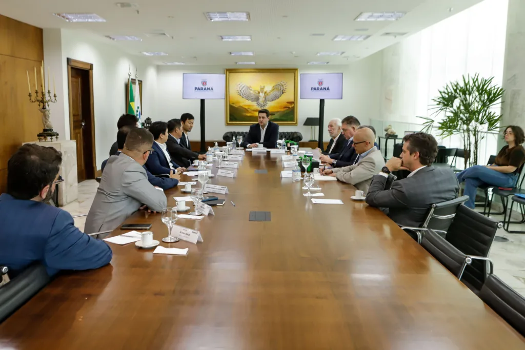 O Estado do Paraná fecha a semana com R$ 3,4 bilhões a mais na contabilidade de investimentos privados. O resultado é fruto de anúncios feitos em um intervalo de 20 dias por quatro grandes conglomerados do Estado: os empreendimentos são as novas plantas da Ambev, Maltaria Campos Gerais e Unium, além de um investimento no setor de combustíveis da Liquipar Operações Portuárias.
“Essa proximidade com a iniciativa privada faz o Paraná crescer. Temos um ambiente que oferece segurança jurídica e tranquilidade política. Isso com certeza pesa na hora da escolha dos investidores pelo Paraná”, ressalta o governador Carlos Massa Ratinho Junior. "São mais empregos, mais movimento na economia e mais qualidade de vida para os paranaenses", complementa o governador.
O Estado cresceu cinco vezes mais que a média brasileira no primeiro trimestre de 2024, de acordo com o IBC-Br, do Banco Central.
AMBEV – A nova fábrica de garrafas da Ambev em Carambeí recebeu a Pedra Fundamental nesta quinta-feira (13). A unidade, que já está em 80% de execução, tem investimento de R$ 870 milhões e faz parte do movimento de ampliar a oferta de cervejas premium no portfólio da empresa.
No caso da Ambev, o funcionamento da nova fábrica deve iniciar 2025 e marcará o Estado como o primeiro de todo o País com produção da empresa “do campo ao copo”, impactando toda a cadeia de produção do Estado e a economia local. A planta vai produzir garrafas a partir da reciclagem de cacos recolhidos, fruto de parcerias com empresas de logística reversa e cooperativas da região.
Serão produzidas na fábrica embalagens de diferentes formatos e cores, como long necks, 300 ml, 600 ml e 1 litro, com foco principal nos rótulos premium, como Spaten, Corona, Stella Artois e Original. A previsão é fabricar até 1,5 mil garrafas por minuto, chegando a 15 milhões por mês.
Governo propõe criação de fundo para alavancar investimentos em infraestrutura
UNIUM – No fim de maio, a Unium, que reúne as cooperativas Castrolanda, Frísia e Capal, anunciou que vai investir também nos Campos Gerais mais de R$ 450 milhões em uma nova fábrica de produtos lácteos em pó em Castro. A previsão é de que a unidade processe mais de 1 milhão de litros de leite para a produção de leite em pó por dia. O investimento atende ao aumento na produção dos cooperados do grupo, que cresce 10% ao ano.
Atualmente, o grupo Unium já conta com fábricas em Castro e Ponta Grossa, ambas com capacidades produtivas de cerca de 1,5 milhão de litros diários cada, além de uma unidade em Itapetininga, no interior de São Paulo, com capacidade de produção diária de 1,3 milhão de litros de leite.
MALTARIA – Outro grande anúncio recente foi o início da operação da Maltaria Campos Gerais, localizada em Ponta Grossa, no começo de junho. A planta, fruto de um investimento de R$ 1,6 bilhão das cooperativas Agrária, Frísia, Castrolanda, Capal, Bom Jesus e Coopagrícola, foi inaugurada com a presença do governador Ratinho Junior e vai produzir 280 mil toneladas de malte por ano.
O empreendimento, que teve apoio do programa de incentivos Paraná Competitivo, deve gerar cerca de 130 empregos diretos e mais de 3 mil indiretos, além de ampliar a produção de cevada no Paraná, que já é o maior produtor nacional do grão. Com a inauguração da maltaria, quatro em cada dez cervejas feitas no País terão malte produzido no Paraná na sua composição.
Detran-PR destina R$ 103,8 milhões para fortalecer ações de segurança no trânsito no Paraná
LIQUIPAR – Nesta semana, na terça-feira (11), a Liquipar Operações Portuárias, que arrematou no ano passado a área PAR 50 do Porto de Paranaguá, no Litoral, anunciou que vai investir R$ 572 milhões para triplicar a capacidade de escoamento de líquidos pelo terminal, especialmente de combustíveis.
O investimento é maior que o previsto inicialmente. Arrematada por R$ 1 milhão no leilão feito na Bolsa de Valores, a área deveria receber um montante mínimo de R$ 338,2 milhões em obras de ampliação da capacidade operacional. Ela tem cerca de 85 mil metros quadrados e capacidade atual de 70 mil metros cúbicos de armazenagem, devendo passar para 210 mil metros cúbicos.