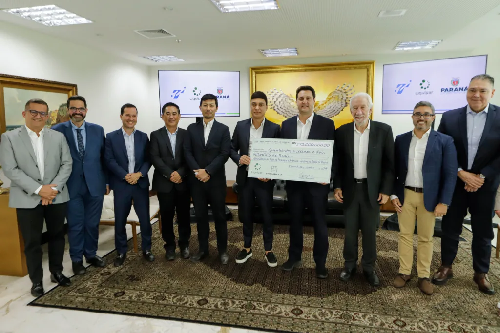 O Estado do Paraná fecha a semana com R$ 3,4 bilhões a mais na contabilidade de investimentos privados. O resultado é fruto de anúncios feitos em um intervalo de 20 dias por quatro grandes conglomerados do Estado: os empreendimentos são as novas plantas da Ambev, Maltaria Campos Gerais e Unium, além de um investimento no setor de combustíveis da Liquipar Operações Portuárias.
“Essa proximidade com a iniciativa privada faz o Paraná crescer. Temos um ambiente que oferece segurança jurídica e tranquilidade política. Isso com certeza pesa na hora da escolha dos investidores pelo Paraná”, ressalta o governador Carlos Massa Ratinho Junior. "São mais empregos, mais movimento na economia e mais qualidade de vida para os paranaenses", complementa o governador.
O Estado cresceu cinco vezes mais que a média brasileira no primeiro trimestre de 2024, de acordo com o IBC-Br, do Banco Central.
AMBEV – A nova fábrica de garrafas da Ambev em Carambeí recebeu a Pedra Fundamental nesta quinta-feira (13). A unidade, que já está em 80% de execução, tem investimento de R$ 870 milhões e faz parte do movimento de ampliar a oferta de cervejas premium no portfólio da empresa.
No caso da Ambev, o funcionamento da nova fábrica deve iniciar 2025 e marcará o Estado como o primeiro de todo o País com produção da empresa “do campo ao copo”, impactando toda a cadeia de produção do Estado e a economia local. A planta vai produzir garrafas a partir da reciclagem de cacos recolhidos, fruto de parcerias com empresas de logística reversa e cooperativas da região.
Serão produzidas na fábrica embalagens de diferentes formatos e cores, como long necks, 300 ml, 600 ml e 1 litro, com foco principal nos rótulos premium, como Spaten, Corona, Stella Artois e Original. A previsão é fabricar até 1,5 mil garrafas por minuto, chegando a 15 milhões por mês.
Governo propõe criação de fundo para alavancar investimentos em infraestrutura
UNIUM – No fim de maio, a Unium, que reúne as cooperativas Castrolanda, Frísia e Capal, anunciou que vai investir também nos Campos Gerais mais de R$ 450 milhões em uma nova fábrica de produtos lácteos em pó em Castro. A previsão é de que a unidade processe mais de 1 milhão de litros de leite para a produção de leite em pó por dia. O investimento atende ao aumento na produção dos cooperados do grupo, que cresce 10% ao ano.
Atualmente, o grupo Unium já conta com fábricas em Castro e Ponta Grossa, ambas com capacidades produtivas de cerca de 1,5 milhão de litros diários cada, além de uma unidade em Itapetininga, no interior de São Paulo, com capacidade de produção diária de 1,3 milhão de litros de leite.
MALTARIA – Outro grande anúncio recente foi o início da operação da Maltaria Campos Gerais, localizada em Ponta Grossa, no começo de junho. A planta, fruto de um investimento de R$ 1,6 bilhão das cooperativas Agrária, Frísia, Castrolanda, Capal, Bom Jesus e Coopagrícola, foi inaugurada com a presença do governador Ratinho Junior e vai produzir 280 mil toneladas de malte por ano.
O empreendimento, que teve apoio do programa de incentivos Paraná Competitivo, deve gerar cerca de 130 empregos diretos e mais de 3 mil indiretos, além de ampliar a produção de cevada no Paraná, que já é o maior produtor nacional do grão. Com a inauguração da maltaria, quatro em cada dez cervejas feitas no País terão malte produzido no Paraná na sua composição.
Detran-PR destina R$ 103,8 milhões para fortalecer ações de segurança no trânsito no Paraná
LIQUIPAR – Nesta semana, na terça-feira (11), a Liquipar Operações Portuárias, que arrematou no ano passado a área PAR 50 do Porto de Paranaguá, no Litoral, anunciou que vai investir R$ 572 milhões para triplicar a capacidade de escoamento de líquidos pelo terminal, especialmente de combustíveis.
O investimento é maior que o previsto inicialmente. Arrematada por R$ 1 milhão no leilão feito na Bolsa de Valores, a área deveria receber um montante mínimo de R$ 338,2 milhões em obras de ampliação da capacidade operacional. Ela tem cerca de 85 mil metros quadrados e capacidade atual de 70 mil metros cúbicos de armazenagem, devendo passar para 210 mil metros cúbicos.