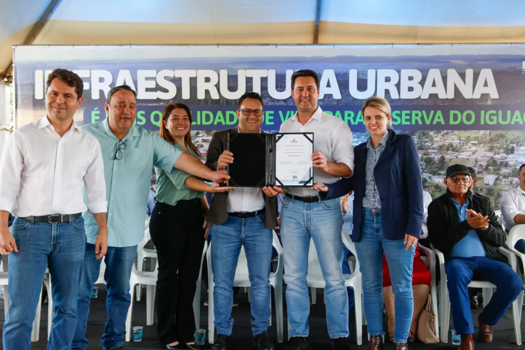 Ratinho Junior assina regularização de moradias e pavimentação para Reserva do Iguaçu 6 Ratinho Junior assina regularização de moradias e pavimentação para Reserva do Iguaçu