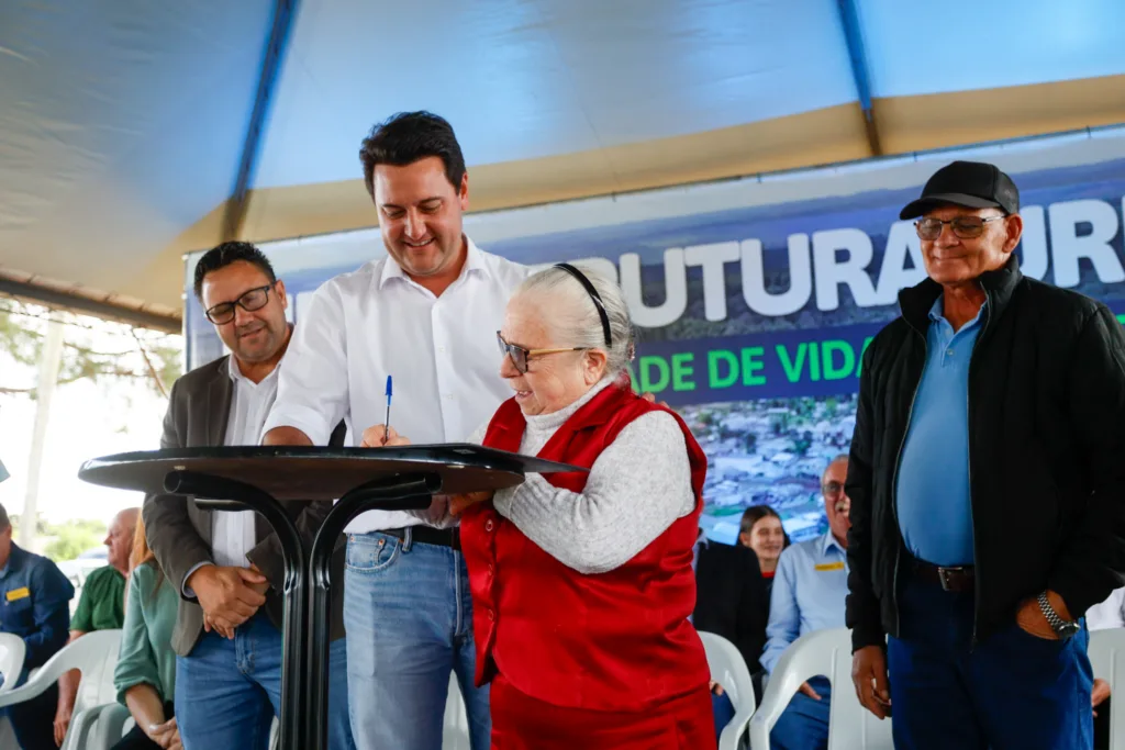 Ratinho Junior assina regularização de moradias e pavimentação para Reserva do Iguaçu 5 Ratinho Junior assina regularização de moradias e pavimentação para Reserva do Iguaçu