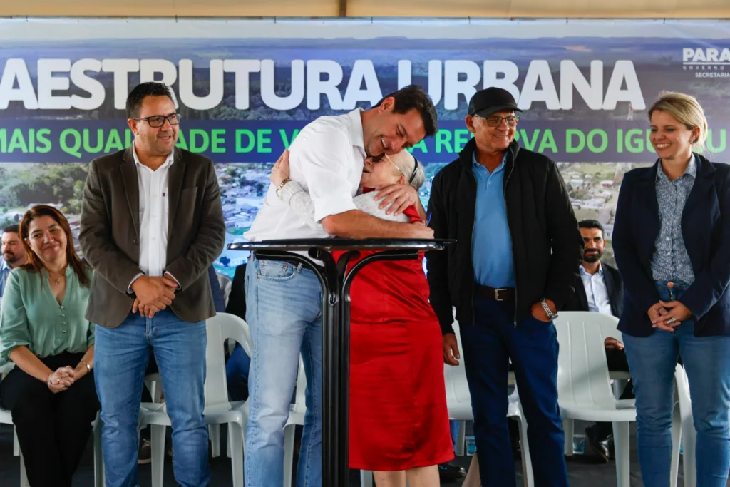 Ratinho Junior assina regularização de moradias e pavimentação para Reserva do Iguaçu 4 Ratinho Junior assina regularização de moradias e pavimentação para Reserva do Iguaçu