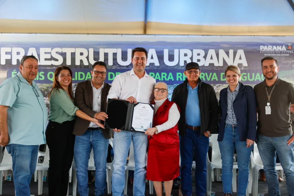 Ratinho Junior assina regularização de moradias e pavimentação para Reserva do Iguaçu 3 Ratinho Junior assina regularização de moradias e pavimentação para Reserva do Iguaçu